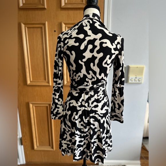 Diane Von Furstenberg Silk Wrap Dress Abstract Camo Print Size 0 - Picture 12 of 12